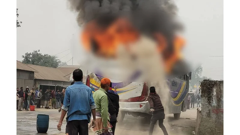 দাঁড়িয়ে থাকা বাসে আগুন